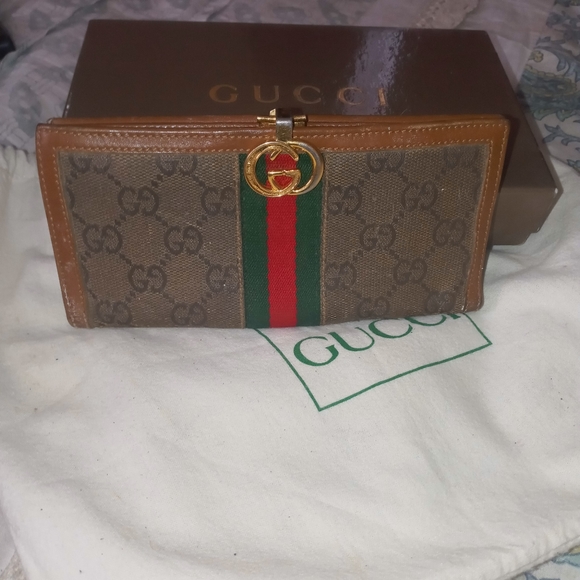 Gucci Handbags - Cute vintage Gucci wallet